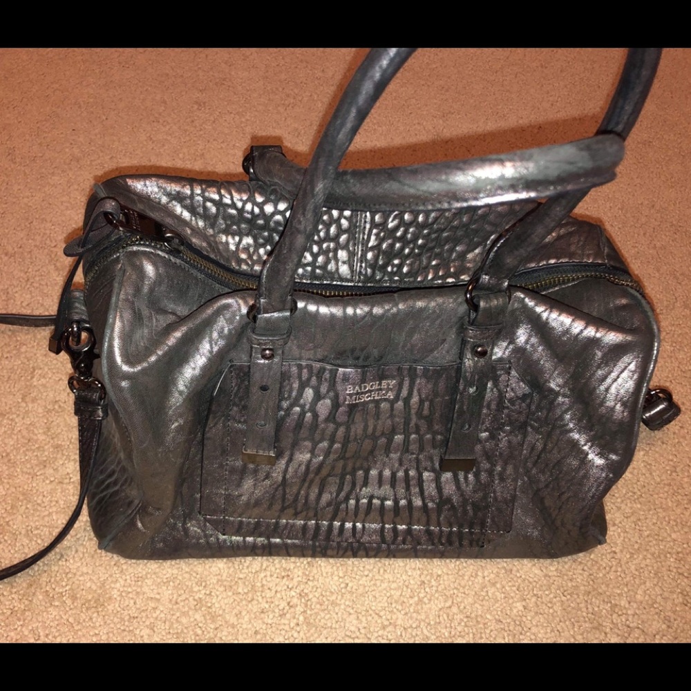 FINE LEATHER•Badgley Mischka Leather Purse